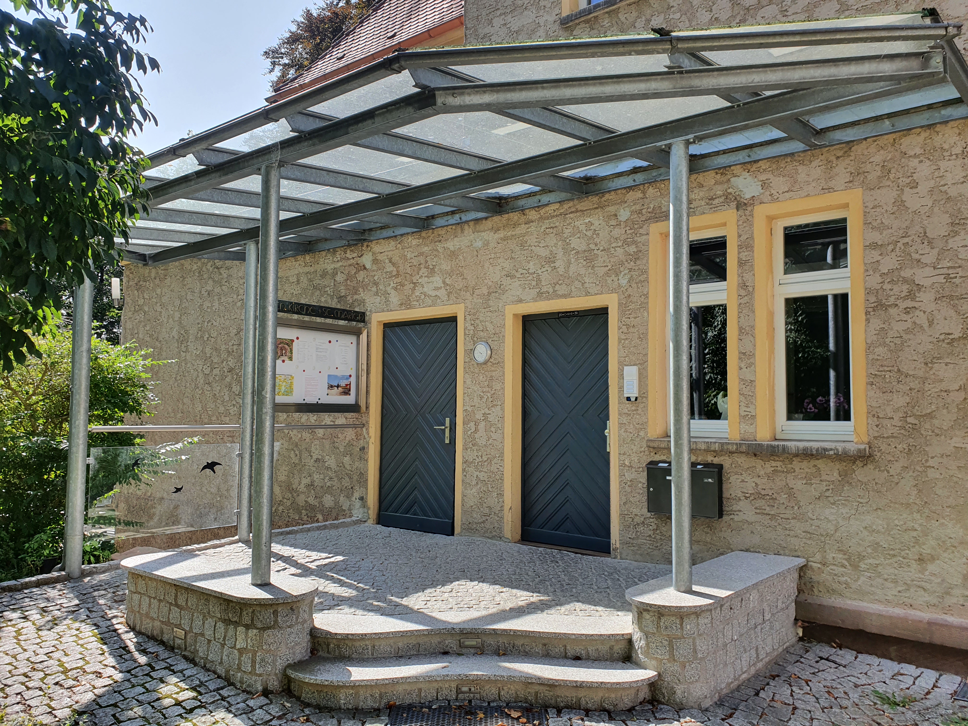Eingangsbereich der katholischen Kirche in Schleusingen mit überdachtem Vorplatz